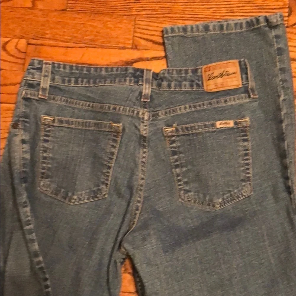 Levi’s Stretch mid rise straight leg.